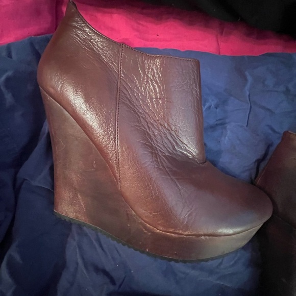 Aldo Wedge Heel Brown Booties, size 9 - Picture 10 of 16